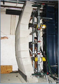 Flexural test of mortarless masonry wall specimen